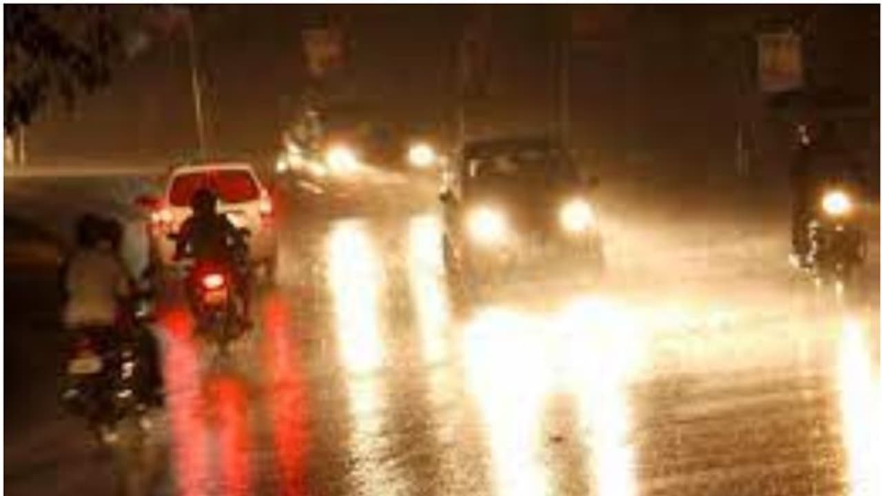 പാതിരാത്രിയും തലസ്ഥാനത്ത് പെരുമഴ തുടർന്നേക്കും, ഒപ്പം ഇടിമിന്നൽ സാധ്യത; 8 ജില്ലകളിൽ രാത്രി വൈകിയും മഴ തുടരും