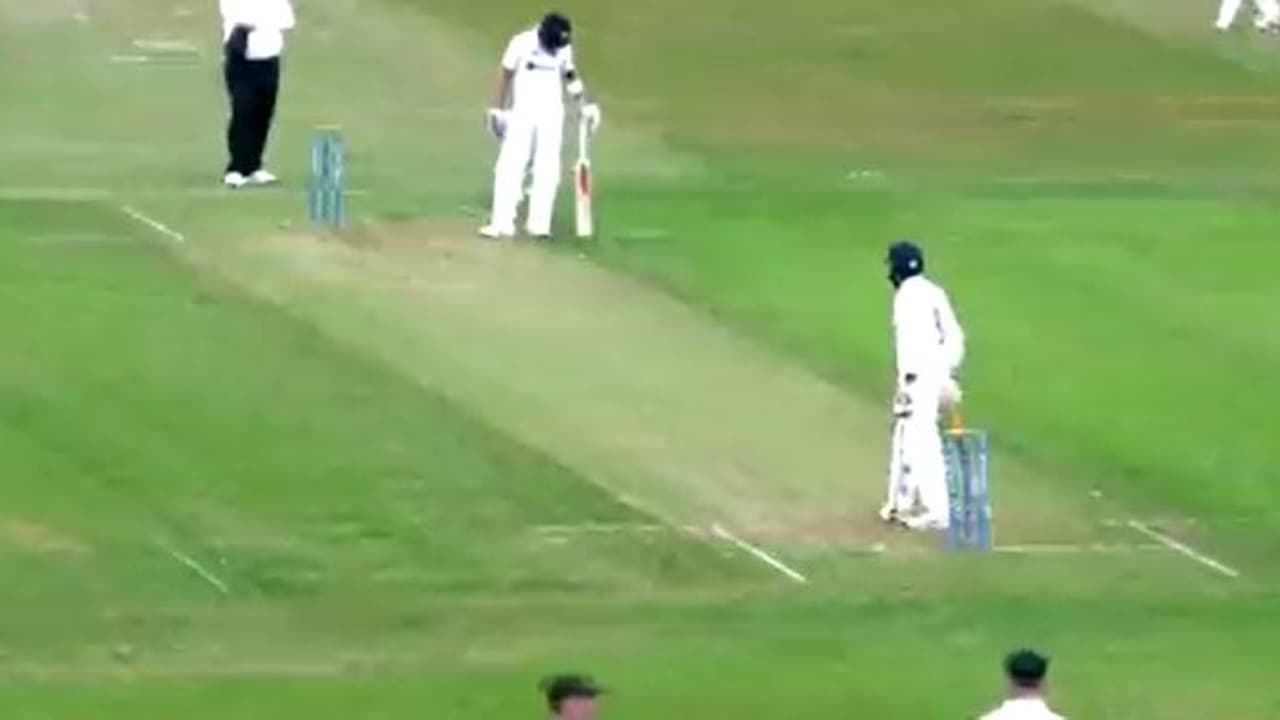 റൂട്ടിന്റെ ബാറ്റ് ബാലന്സിംഗ് അനുകരിക്കാന് ശ്രമിച്ച് കോലി, ഒടുവില് സംഭവിച്ചത് വീഡിയോ റൂട്ടിന്റെ ബാറ്റ് ബാലന്സിംഗ് അനുകരിക്കാന് ശ്രമിച്ച് കോലി, ഒടുവില് സംഭവിച്ചത് വീഡിയോ