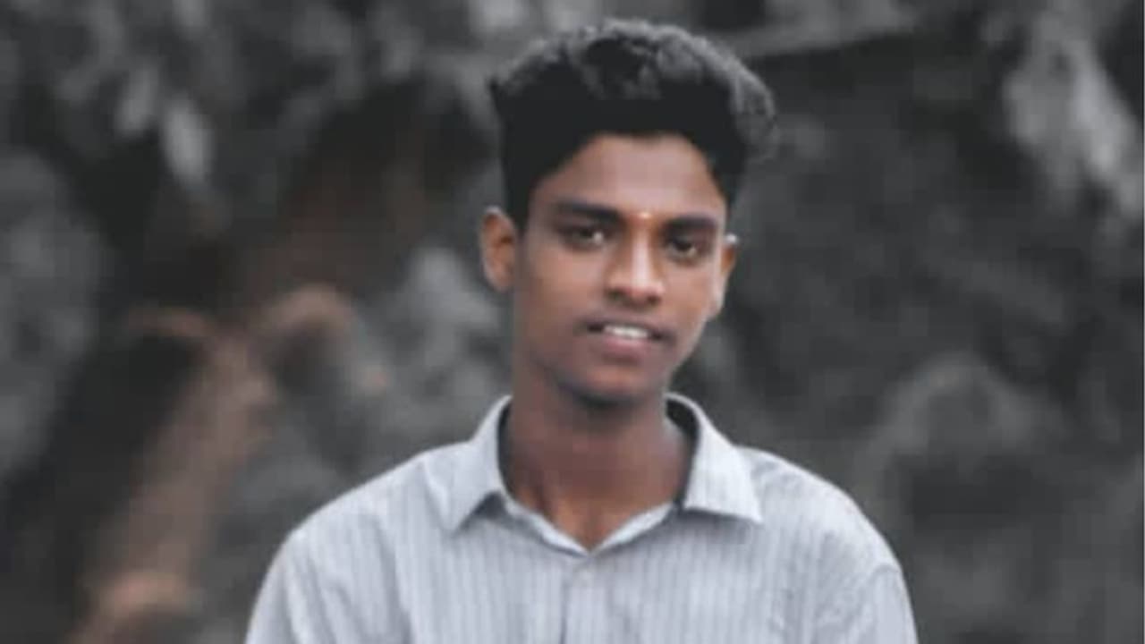 തൃശ്ശൂരിൽ ബൈക്കുകൾ കൂട്ടിയിടിച്ച് അപകടം: 18 കാരന് ദാരുണാന്ത്യം തൃശ്ശൂരിൽ ബൈക്കുകൾ കൂട്ടിയിടിച്ച് അപകടം: 18 കാരന് ദാരുണാന്ത്യം