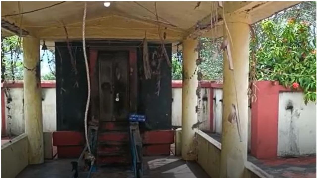 പൂപ്പാറയില് ക്ഷേത്ര ഓഫീസും കാണിക്കവഞ്ചിയും കുത്തിത്തുറന്ന് മോഷണം, 50,000 രൂപ കവര്ന്നു പൂപ്പാറയില് ക്ഷേത്ര ഓഫീസും കാണിക്കവഞ്ചിയും കുത്തിത്തുറന്ന് മോഷണം, 50,000 രൂപ കവര്ന്നു