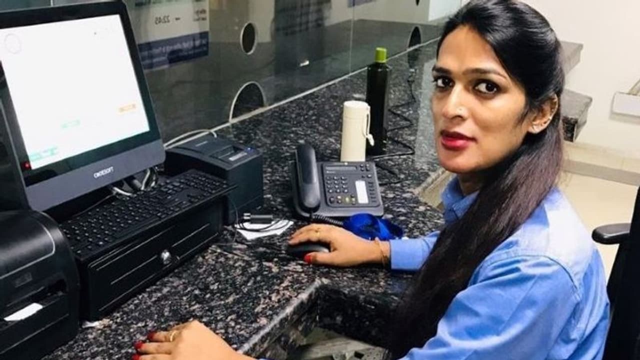 लड़की बनने के लिए हर रकम अदा करने को तैयार था, सेक्स चेंज कराकर जब घर पहुंचा, तो गांव वाले कपड़े उतारने लगे 