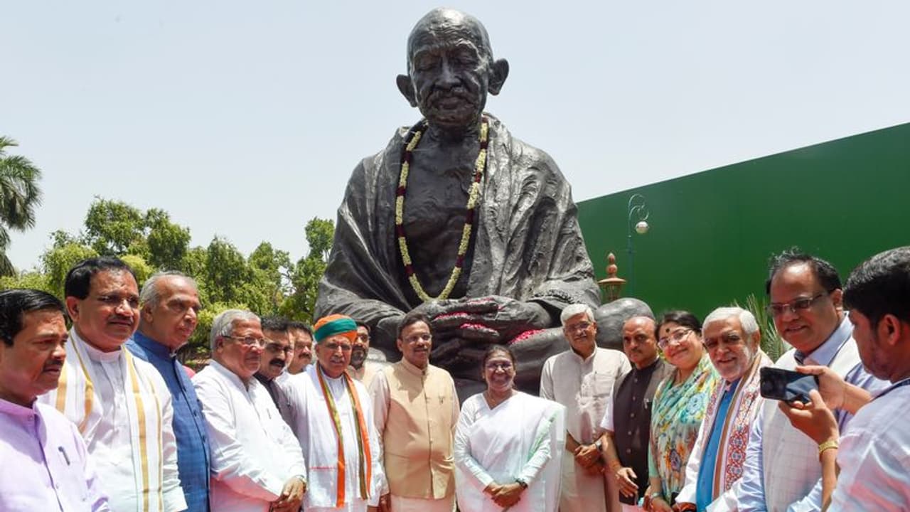 President Election: NDA उम्मीदवार द्रोपदी मुर्मू ने सोनिया गांधी ममता बनर्जी और शरद पवार से भी समर्थन मांगा President Election: NDA उम्मीदवार द्रोपदी मुर्मू ने सोनिया गांधी ममता बनर्जी और शरद पवार से भी समर्थन मांगा