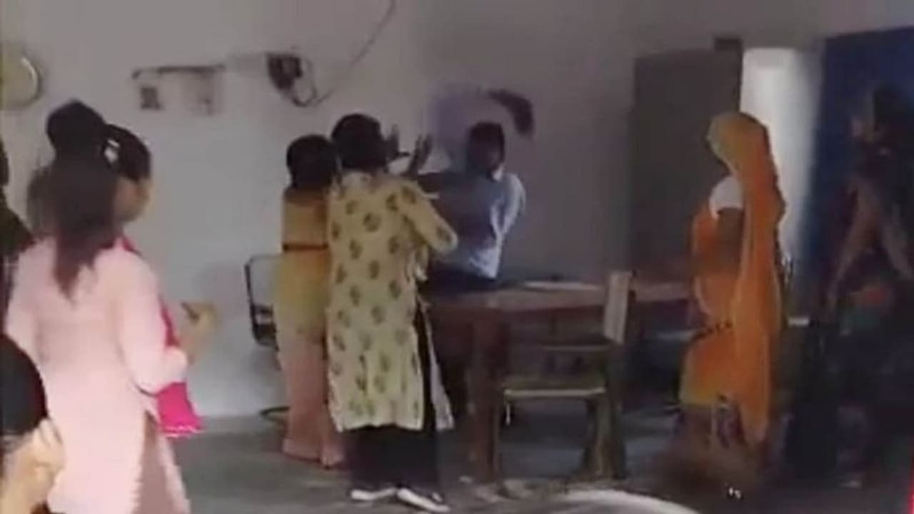 Uttar Pradesh: మహిళా టీచర్ పై బూటుతో దాడి చేసిన ప్రధానోపాధ్యాయుడు.. video viral .. Uttar Pradesh: మహిళా టీచర్ పై బూటుతో దాడి చేసిన ప్రధానోపాధ్యాయుడు.. video viral ..