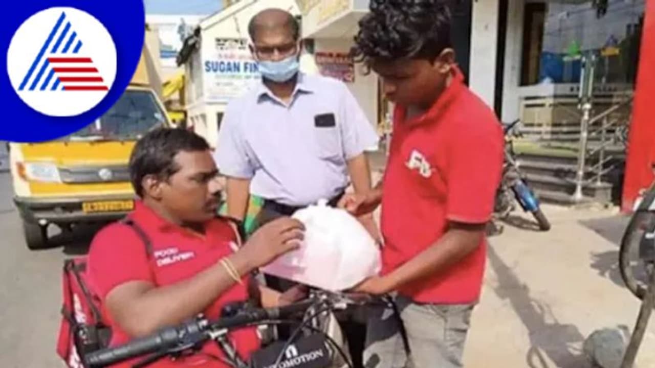 ಸಾಧನೆಗೆ ಅಡ್ಡಿಯಾಗಿಲ್ಲ ವೈಕಲ್ಯ, ವೀಲ್ಚೇರ್ನಲ್ಲಿ ತೆರಳಿ ಫುಡ್ ವಿತರಿಸುವ ವ್ಯಕ್ತಿ ಸಾಧನೆಗೆ ಅಡ್ಡಿಯಾಗಿಲ್ಲ ವೈಕಲ್ಯ, ವೀಲ್ಚೇರ್ನಲ್ಲಿ ತೆರಳಿ ಫುಡ್ ವಿತರಿಸುವ ವ್ಯಕ್ತಿ