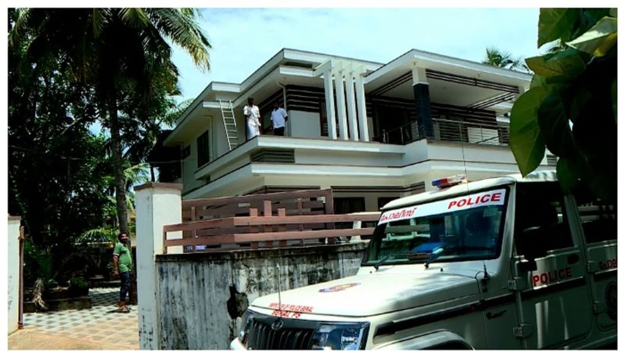 പൂച്ചക്കാട് മര്‍ച്ചന്‍റ് നേവി ഉദ്യോഗസ്ഥന്‍റെ വീട്ടില്‍ വന്‍ കവര്‍ച്ച, വീട്ടില്‍ കയറിയത് ജനൽപാളി കുത്തിതുറന്ന്