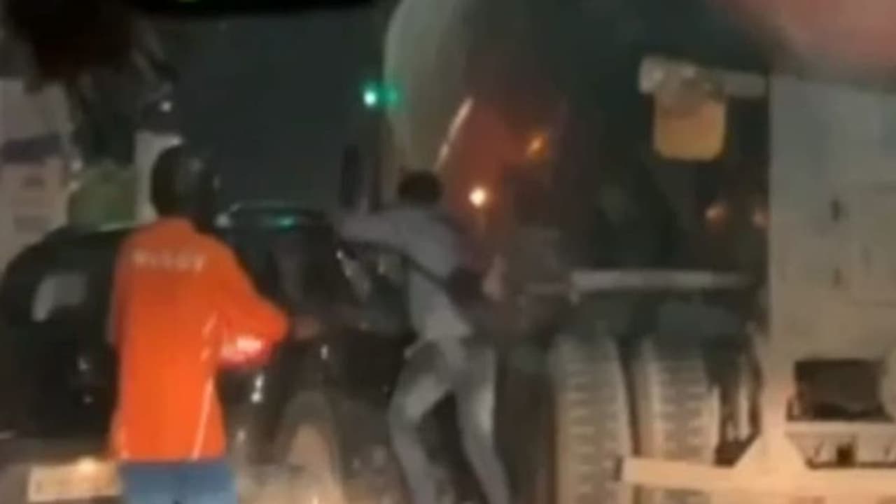 इस घटना से दहल जाएंगे आप: जयपुर में युवक ने बाइक सवार में चढ़ाई कार, ट्रक में दबाने की कर रहा था कोशिश इस घटना से दहल जाएंगे आप: जयपुर में युवक ने बाइक सवार में चढ़ाई कार, ट्रक में दबाने की कर रहा था कोशिश