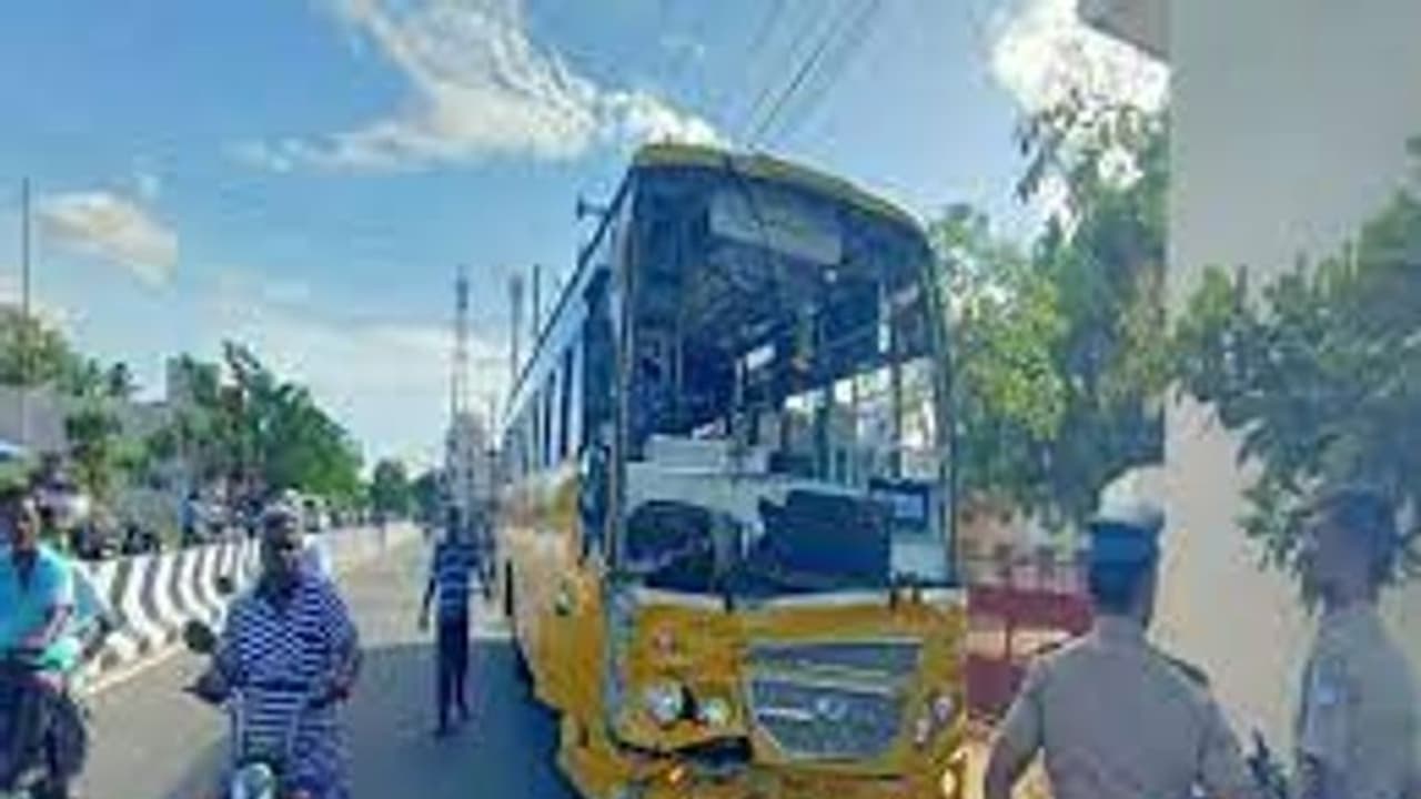 கல்லூரி பேருந்து லாரி மீது மோதி விபத்து.. குடிபோதையில் ஓட்டுநர் இருந்ததாக குற்றச்சாட்டு.. 13 மாணவிகள் காயம்.. கல்லூரி பேருந்து லாரி மீது மோதி விபத்து.. குடிபோதையில் ஓட்டுநர் இருந்ததாக குற்றச்சாட்டு.. 13 மாணவிகள் காயம்..