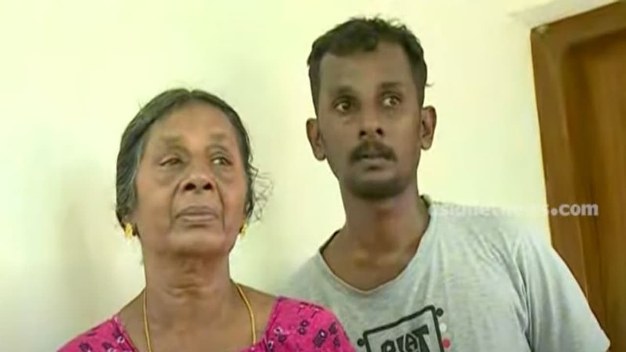 കോട്ടയത്ത് സ്വകാര്യ ബാങ്ക് വീട് ജപ്തി ചെയ്തു; 14 ദിവസമായി വീട്ടുവരാന്തയിൽ കഴിഞ്ഞ് കുടുംബം