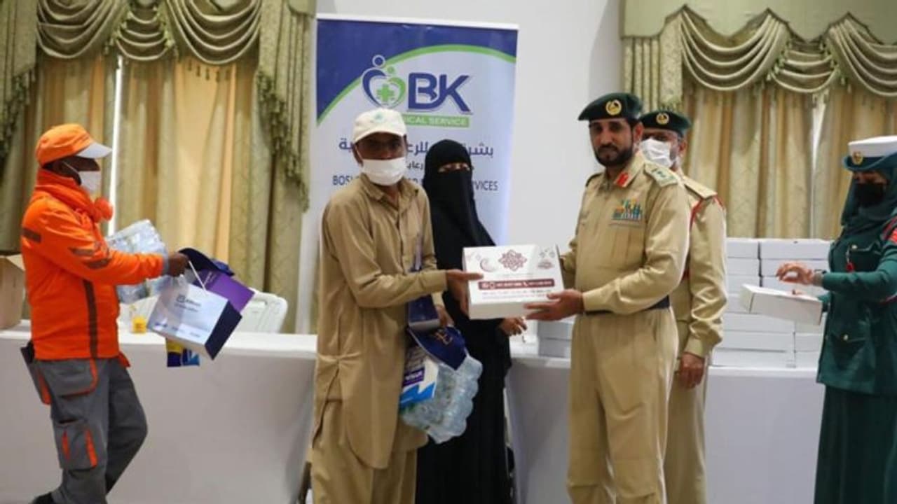 വേനല്ച്ചൂടില് തൊഴിലാളികള്ക്ക് ആശ്വാസമായി ദുബൈ പൊലീസ് വേനല്ച്ചൂടില് തൊഴിലാളികള്ക്ക് ആശ്വാസമായി ദുബൈ പൊലീസ്