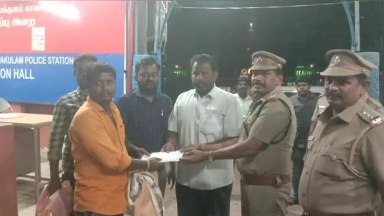 ஏடிஎம் யில் தவறவிட்ட ரூ.40 அயிரம் பணம்.. அப்படியே எடுத்து வந்து போலீசில் ஒப்படைத்த இளைஞர்களுக்கு பாராட்டு..