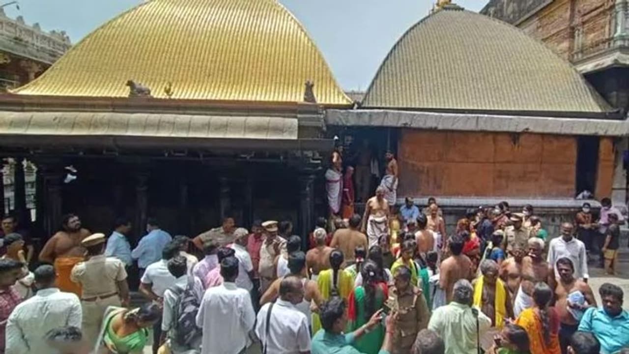 சிதம்பரம் நடராஜர் கோவில் சர்ச்சை.. அத்துமீறும் இந்து அறநிலையத்துறை.. ஒன்றுதிரளும் தீட்சிதர்கள் பரபரப்பு சிதம்பரம் நடராஜர் கோவில் சர்ச்சை.. அத்துமீறும் இந்து அறநிலையத்துறை.. ஒன்றுதிரளும் தீட்சிதர்கள் பரபரப்பு