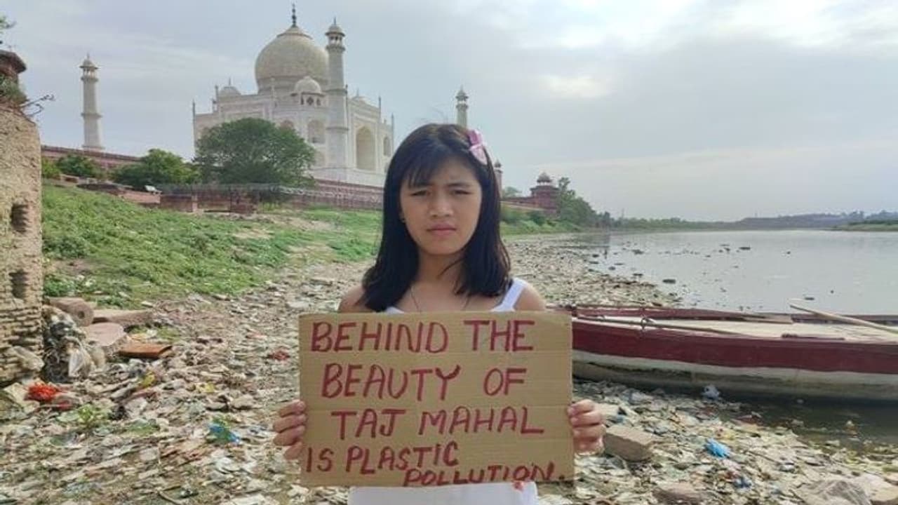 भारतीय एक्टिविस्ट को सपा नेता ने बताया विदेशी नागरिक, मोदी योगी सरकार का विरोध करना पड़ा भारी, जमकर हुए ट्रोल 