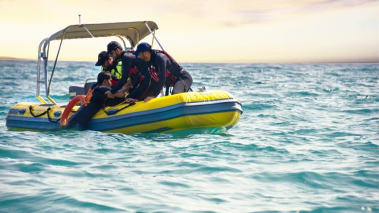 മത്സ്യബന്ധന ബോട്ട് തകര്ന്ന് കടലില് അകപ്പെട്ട മൂന്ന് പേരെ രക്ഷപ്പെടുത്തി മത്സ്യബന്ധന ബോട്ട് തകര്ന്ന് കടലില് അകപ്പെട്ട മൂന്ന് പേരെ രക്ഷപ്പെടുത്തി