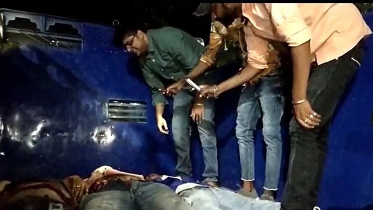 बर्थडे पार्टी करके लौट रहे 3 दोस्तों की सड़क दुर्घटना में हुई मौत, सेल्फी लेते समय बस से टकराने से हुआ हादसा