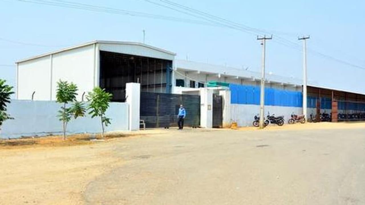 జమునా హ్యాచరీస్ వివాదం: మా భూములు అప్పగించండి... వెదుర్తిలో రైతుల ధర్నా, ఎంపీ, ఎమ్మెల్యేలకు నిరసన సెగ 