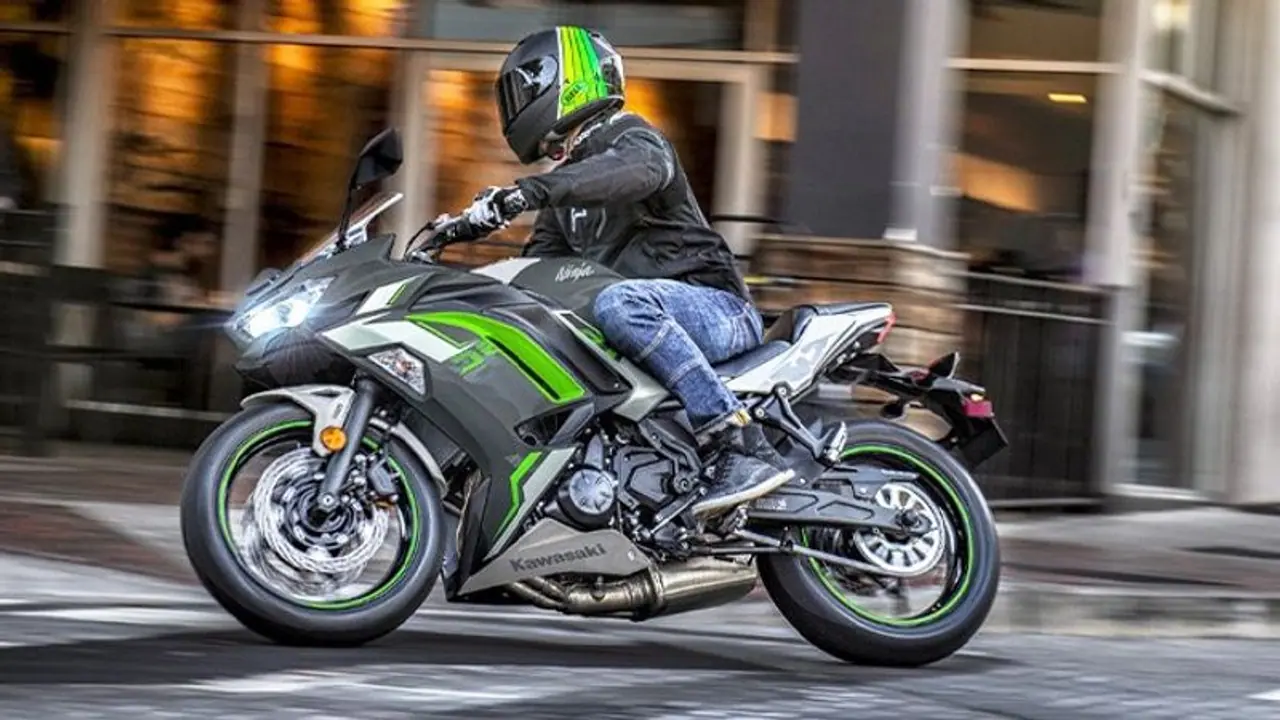 പുത്തന് കാവസാക്കി നിഞ്ച 400 ഉം കെടിഎം ആര്സി 390ഉം തമ്മില് പുത്തന് കാവസാക്കി നിഞ്ച 400 ഉം കെടിഎം ആര്സി 390ഉം തമ്മില്