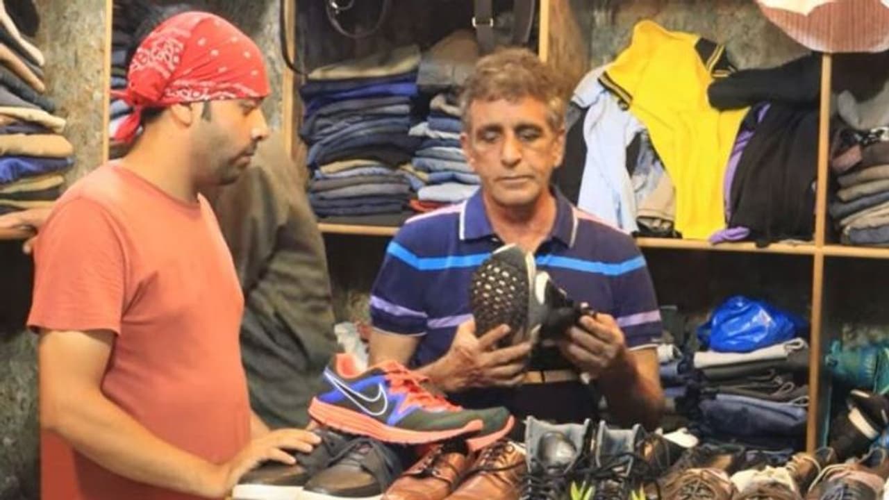 देखिए क्या हो गई पाकिस्तानी क्रिकेट अंपायर की हालत, अंपायरिंग की जगह लाहौर बाजार में बेच रहे जूते और कपड़े 