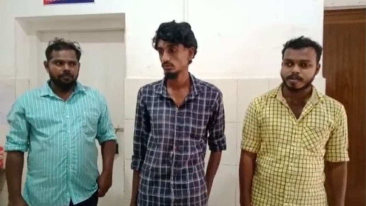 ക്യാൻസർ രോഗിയായ കുഞ്ഞിന്റെ പേരിൽ ബക്കറ്റ് പിരിവ്, പണവുമായി ബാറിൽ; മൂന്നംഗ തട്ടിപ്പ് സംഘം പിടിയിൽ ക്യാൻസർ രോഗിയായ കുഞ്ഞിന്റെ പേരിൽ ബക്കറ്റ് പിരിവ്, പണവുമായി ബാറിൽ; മൂന്നംഗ തട്ടിപ്പ് സംഘം പിടിയിൽ