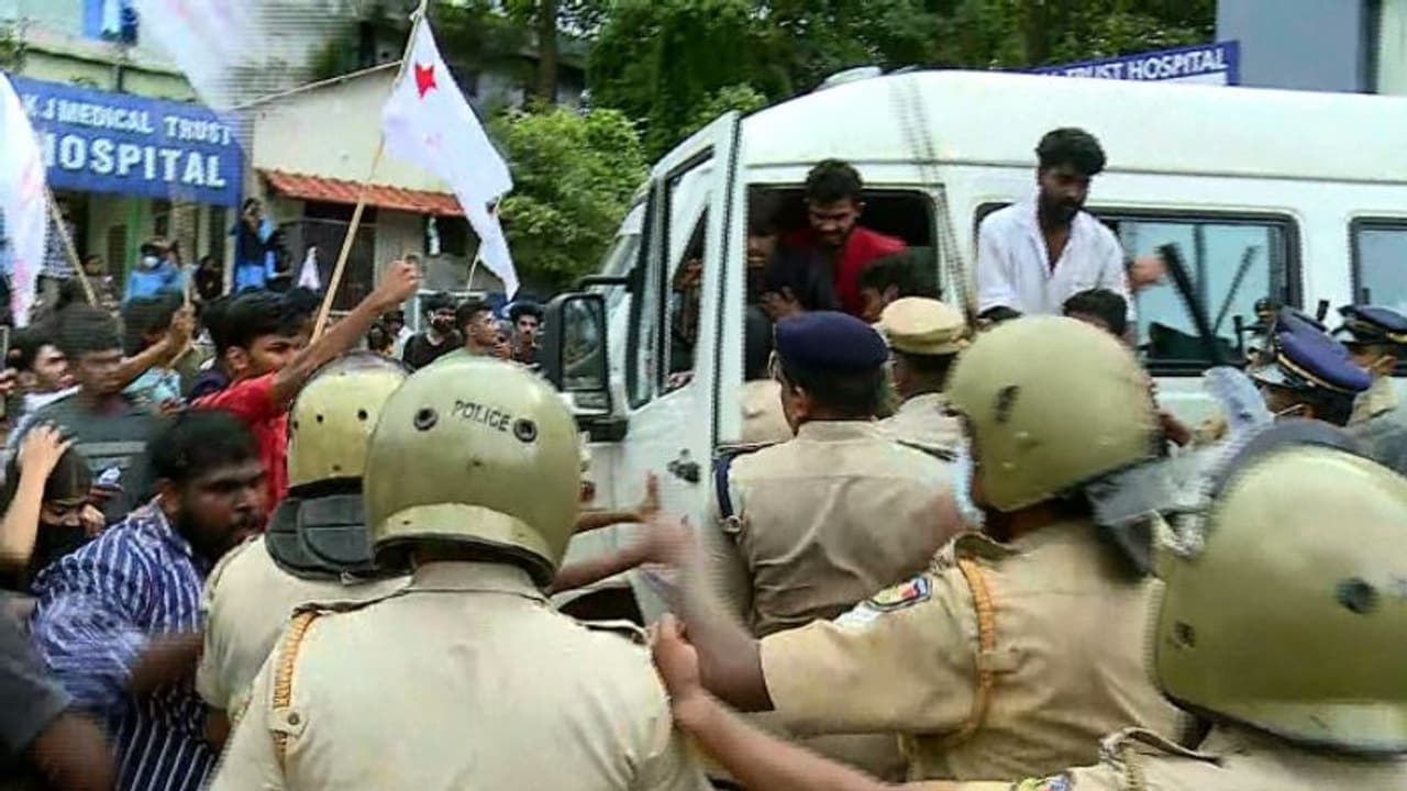 രാഹുൽ ഗാന്ധിയുടെ എംപി ഓഫീസ് ആക്രമണം: എസ്എഫ്ഐ വയനാട് ജില്ലാ കമ്മിറ്റി പിരിച്ചു വിട്ടു; പകരം അഡ്ഹോക്ക് കമ്മിറ്റി