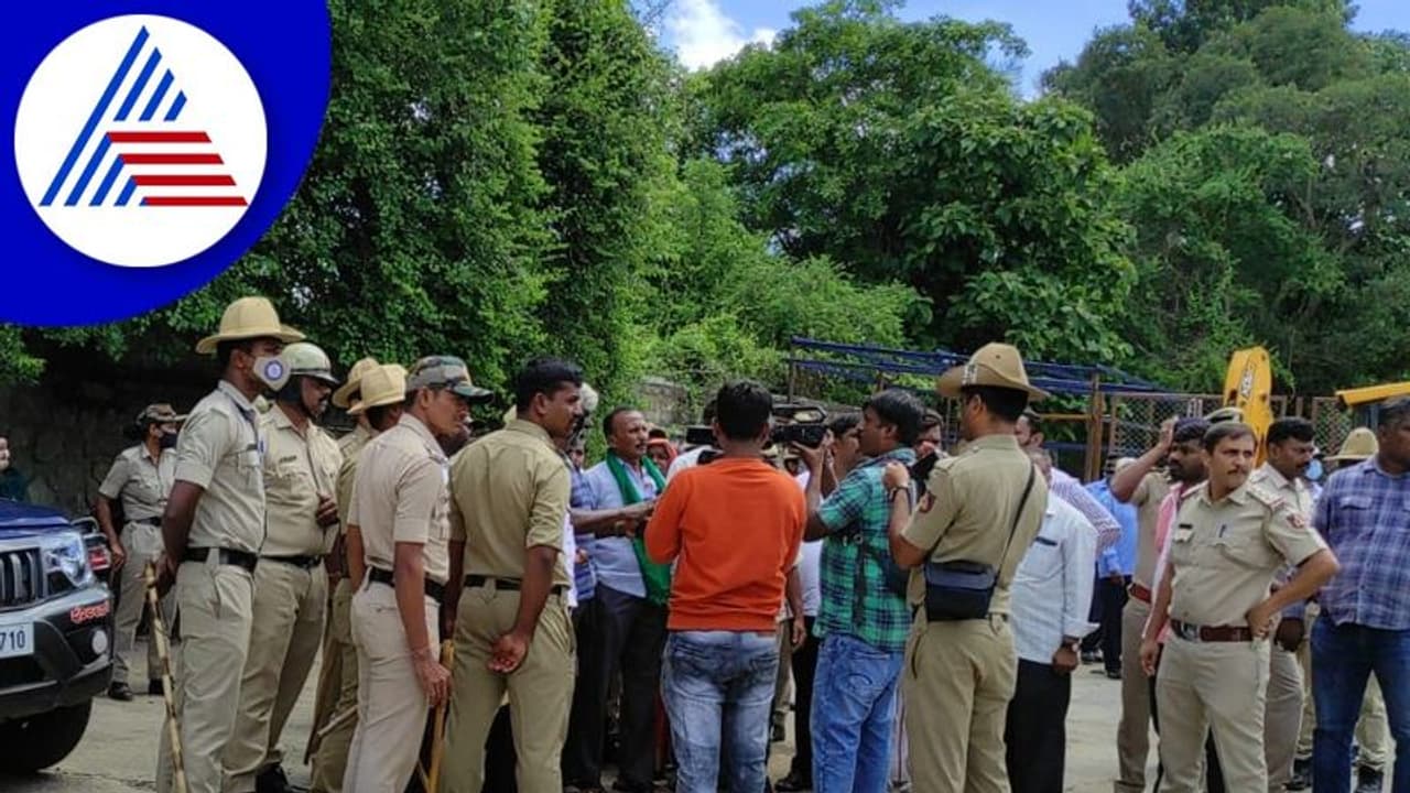 ಬಲವಂತದ ಭೂಸ್ವಾಧೀನಕ್ಕೆ ಕೆಐಎಡಿಬಿ ಮತ್ತು ಪೊಲೀಸ್ ಅಧಿಕಾರಿಗಳ ವಿರುದ್ದ ರೈತರ ಆಕ್ರೋಶ! ಬಲವಂತದ ಭೂಸ್ವಾಧೀನಕ್ಕೆ ಕೆಐಎಡಿಬಿ ಮತ್ತು ಪೊಲೀಸ್ ಅಧಿಕಾರಿಗಳ ವಿರುದ್ದ ರೈತರ ಆಕ್ರೋಶ!