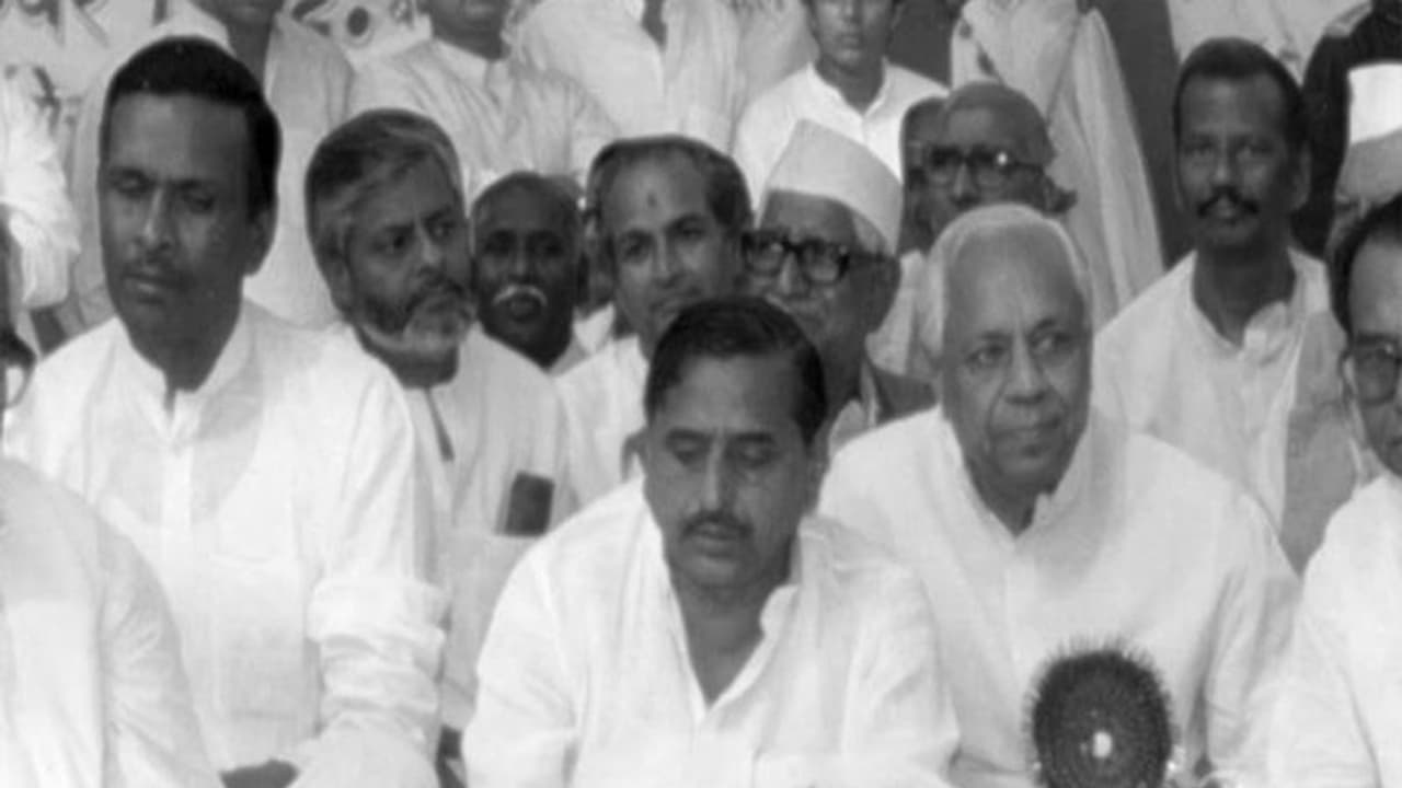 शिक्षक के तौर पर हर महीने 120 रु. थी मुलायम सिंह की सैलरी, बच्चों को भाता था उनके पढ़ाने का अंदाज शिक्षक के तौर पर हर महीने 120 रु. थी मुलायम सिंह की सैलरी, बच्चों को भाता था उनके पढ़ाने का अंदाज