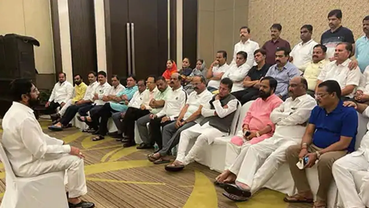 महाराष्ट्र की सियासत में नया मोड, बागी विधायकों ने बाला साहेब ठाकरे के नाम से बनाया नया दल महाराष्ट्र की सियासत में नया मोड, बागी विधायकों ने बाला साहेब ठाकरे के नाम से बनाया नया दल