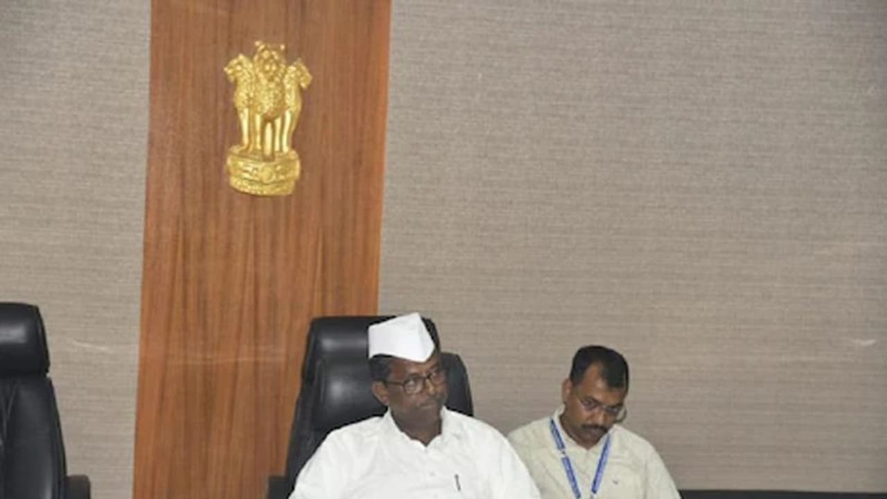 उद्धव को राहत या एकनाथ शिंदे को झटका, शनिवार को महाराष्ट्र की सियासत में इन फैसलों पर होगी नजर उद्धव को राहत या एकनाथ शिंदे को झटका, शनिवार को महाराष्ट्र की सियासत में इन फैसलों पर होगी नजर