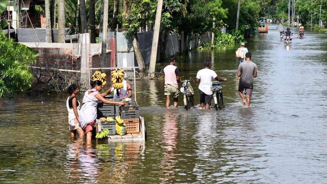Assam Floods: 28 जिलों के 33 लाख लोगों की मदद के लिए अंबानी फैमिली के अलावा कई हस्तियों ने खोला अपना खजाना Assam Floods: 28 जिलों के 33 लाख लोगों की मदद के लिए अंबानी फैमिली के अलावा कई हस्तियों ने खोला अपना खजाना