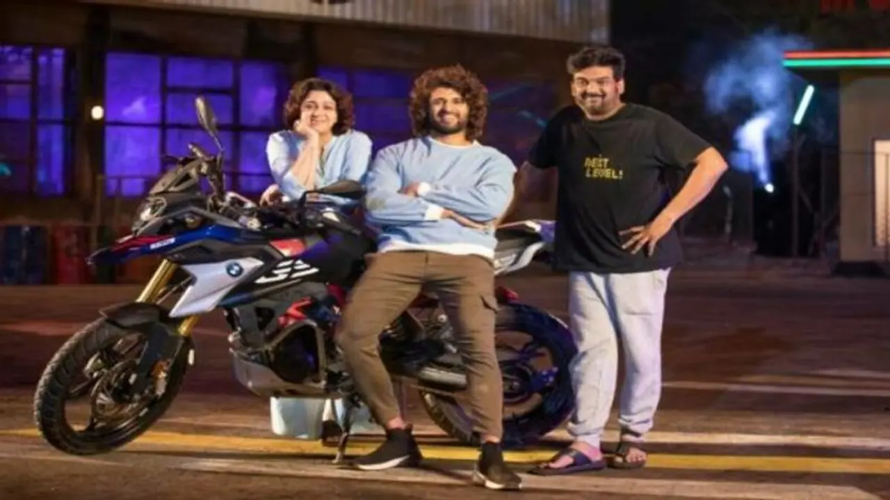 Liger Update: లైగర్ ను ఇంకా చెక్కుతూనే ఉన్న పూరీ జగన్నాథ్, ప్రస్తుతం టీమ్ ఏం చేస్తున్నారంటే..? Liger Update: లైగర్ ను ఇంకా చెక్కుతూనే ఉన్న పూరీ జగన్నాథ్, ప్రస్తుతం టీమ్ ఏం చేస్తున్నారంటే..?