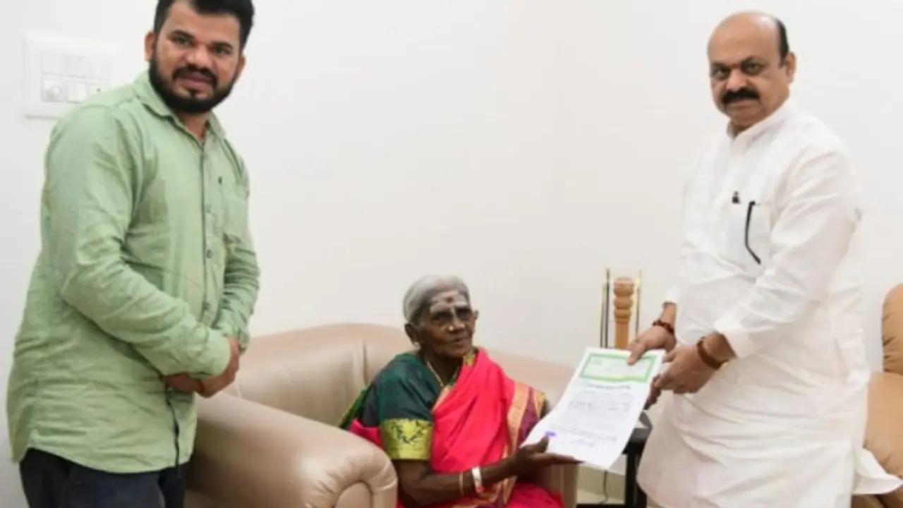 ಸಾಲುಮರದ ತಿಮ್ಮಕ್ಕಗೆ ಬಿಡಿಎ ನಿವೇಶನ, ಕ್ರಯ ಪತ್ರ ಹಸ್ತಾಂತರಿಸಿದ ಸಿಎಂ ಬೊಮ್ಮಾಯಿ! ಸಾಲುಮರದ ತಿಮ್ಮಕ್ಕಗೆ ಬಿಡಿಎ ನಿವೇಶನ, ಕ್ರಯ ಪತ್ರ ಹಸ್ತಾಂತರಿಸಿದ ಸಿಎಂ ಬೊಮ್ಮಾಯಿ!