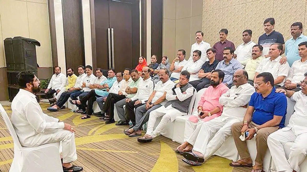 ಗುವಾಹಟಿಯಿಂದ 40 ಶಾಸಕರ ಶವ ತಲುಪುತ್ತೆ: ಬಂಡಾಯವೆದ್ದವರಿಗೆ ಶಿವಸೇನೆ ನಾಯಕನ ಬಹಿರಂಗ ಬೆದರಿಕೆ! ಗುವಾಹಟಿಯಿಂದ 40 ಶಾಸಕರ ಶವ ತಲುಪುತ್ತೆ: ಬಂಡಾಯವೆದ್ದವರಿಗೆ ಶಿವಸೇನೆ ನಾಯಕನ ಬಹಿರಂಗ ಬೆದರಿಕೆ!