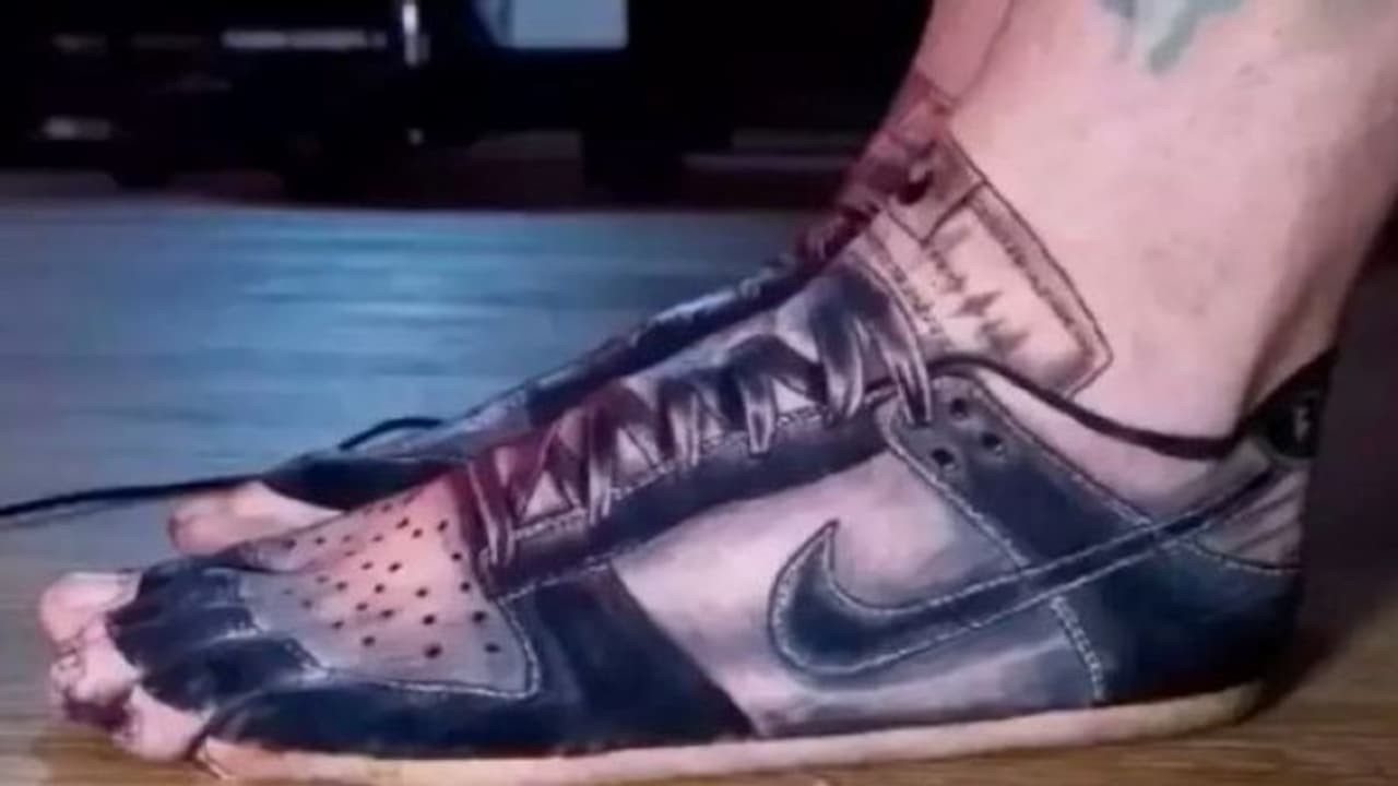 जूता खरीदते खरीदते परेशान हो गया शख्स, पैराें में बनवा लिया अनोखा टैटू जूता खरीदते खरीदते परेशान हो गया शख्स, पैराें में बनवा लिया अनोखा टैटू