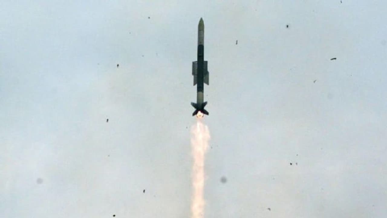 भारतीय नौसेना के युद्धपोतों की रक्षा करेगा यह मिसाइल, फाइटर प्लेन हो या ड्रोन हर टारगेट को करेगा तबाह भारतीय नौसेना के युद्धपोतों की रक्षा करेगा यह मिसाइल, फाइटर प्लेन हो या ड्रोन हर टारगेट को करेगा तबाह