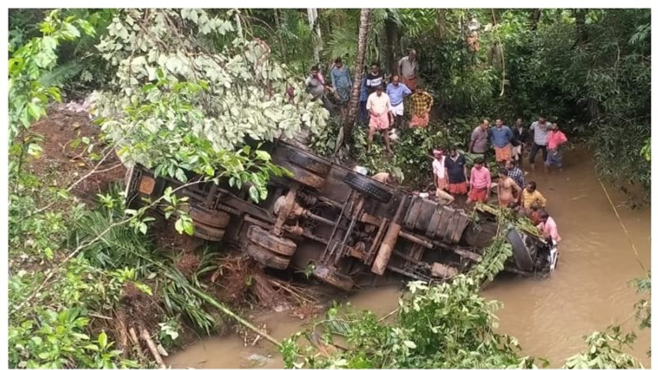 നീലേശ്വരത്ത് ലോറി തോട്ടിലേക്ക് മറിഞ്ഞ് ക്ലീനര് മരിച്ചു, ഡ്രൈവര്ക്ക് പരിക്ക് നീലേശ്വരത്ത് ലോറി തോട്ടിലേക്ക് മറിഞ്ഞ് ക്ലീനര് മരിച്ചു, ഡ്രൈവര്ക്ക് പരിക്ക്