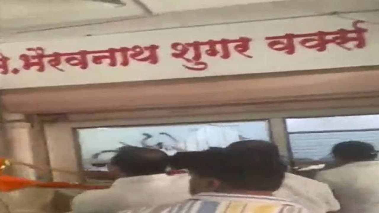 शिवसेना के कार्यकर्ताओं ने बागी विधायक के ऑफिस में की तोड़फोड़, कहा हर 'गद्दार' को बनाया जाएगा निशाना शिवसेना के कार्यकर्ताओं ने बागी विधायक के ऑफिस में की तोड़फोड़, कहा हर 'गद्दार' को बनाया जाएगा निशाना