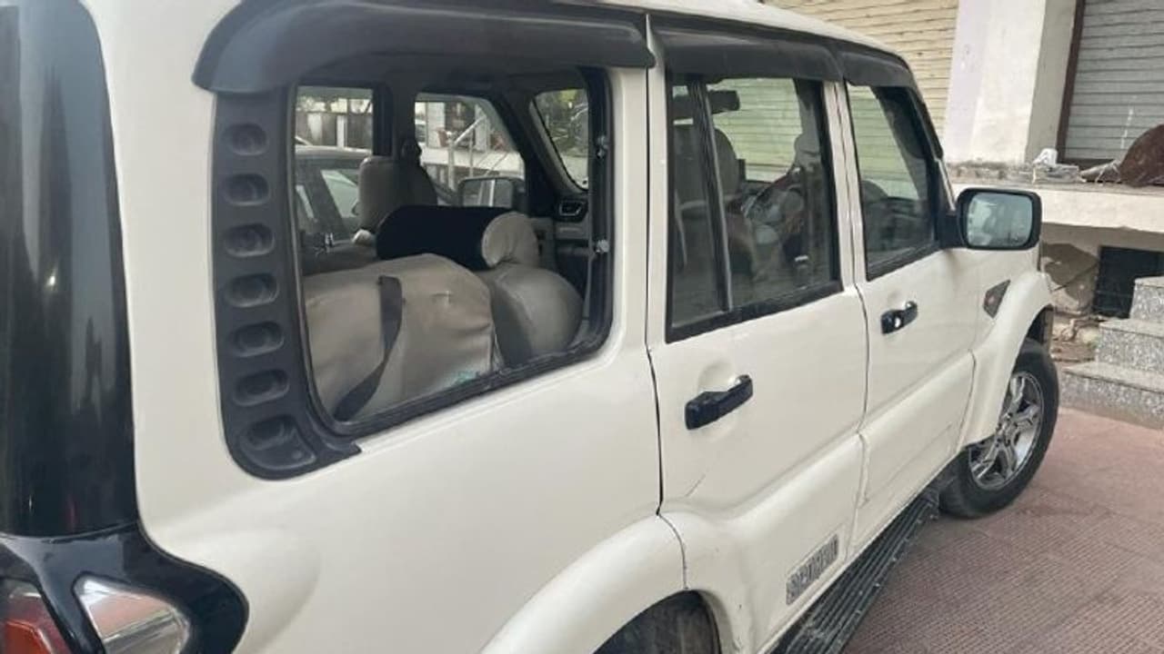 राजस्थान में इस कदर बढ़ रहा क्राइम: BJP अध्यक्ष के बंगले के बाहर कारोबारी पर चढ़ा दी कार, देखिए शॉकिंग वीडियो राजस्थान में इस कदर बढ़ रहा क्राइम: BJP अध्यक्ष के बंगले के बाहर कारोबारी पर चढ़ा दी कार, देखिए शॉकिंग वीडियो