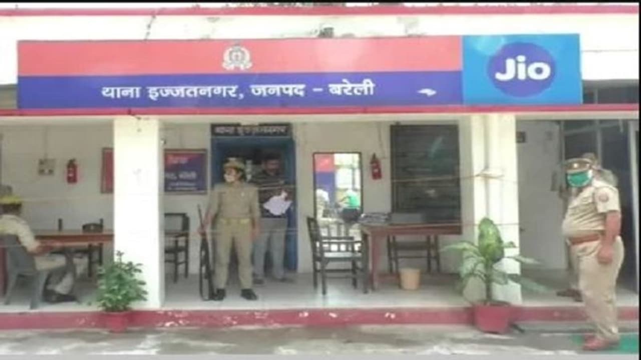 नाराजगी के बाद प्रेमिका ने 40 बार किया प्रेमी को कॉल और कर ली आत्महत्या, व्हाट्सएप चैट से खुला बड़ा राज नाराजगी के बाद प्रेमिका ने 40 बार किया प्रेमी को कॉल और कर ली आत्महत्या, व्हाट्सएप चैट से खुला बड़ा राज