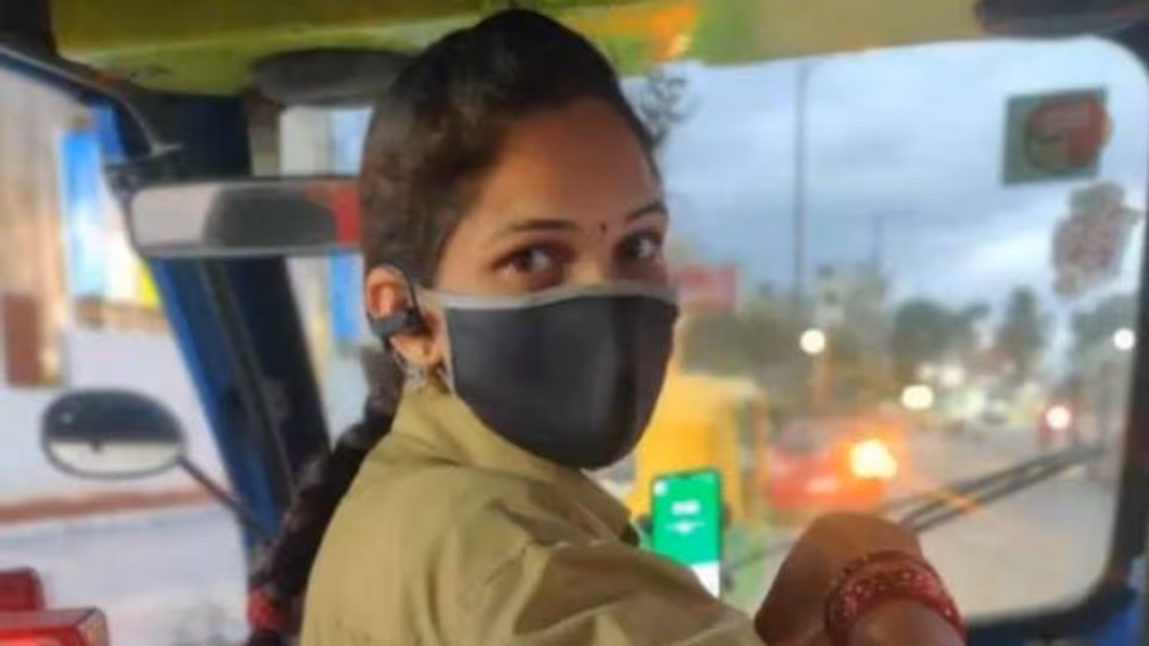 फैक्ट्री में पुरुषों से परेशान खूबसूरत महिला बन गई ऑटो ड्राइवर, एक दिन की कमाई कर देगी दंग 
