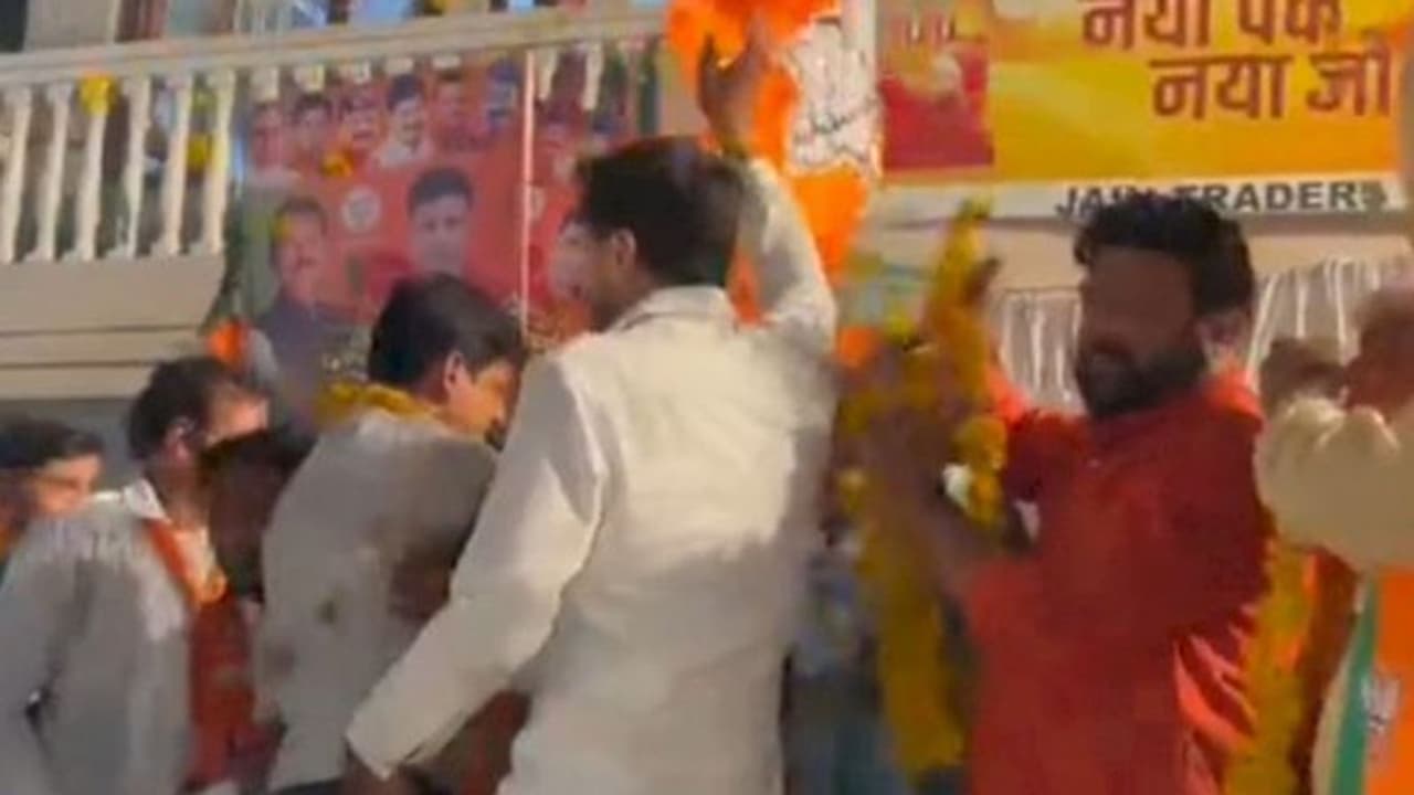 VIDEO: मंच पर चढ़ते ही गिरे मंत्री सिलावट, नगरीय निकाय चुनाव में बीजेपी कैंडिडेट के लिए कर रहे थे प्रचार VIDEO: मंच पर चढ़ते ही गिरे मंत्री सिलावट, नगरीय निकाय चुनाव में बीजेपी कैंडिडेट के लिए कर रहे थे प्रचार