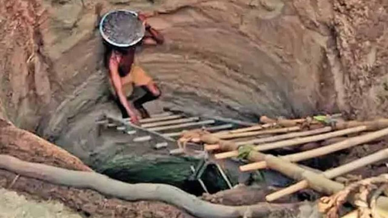 दुनिया में कुछ भी असंभव नहीं, गुजरात के 60 साल के गंगाभाई ने अकेले ही खोदा 32 फीट कुआं, 5 बार हुए थे असफल दुनिया में कुछ भी असंभव नहीं, गुजरात के 60 साल के गंगाभाई ने अकेले ही खोदा 32 फीट कुआं, 5 बार हुए थे असफल