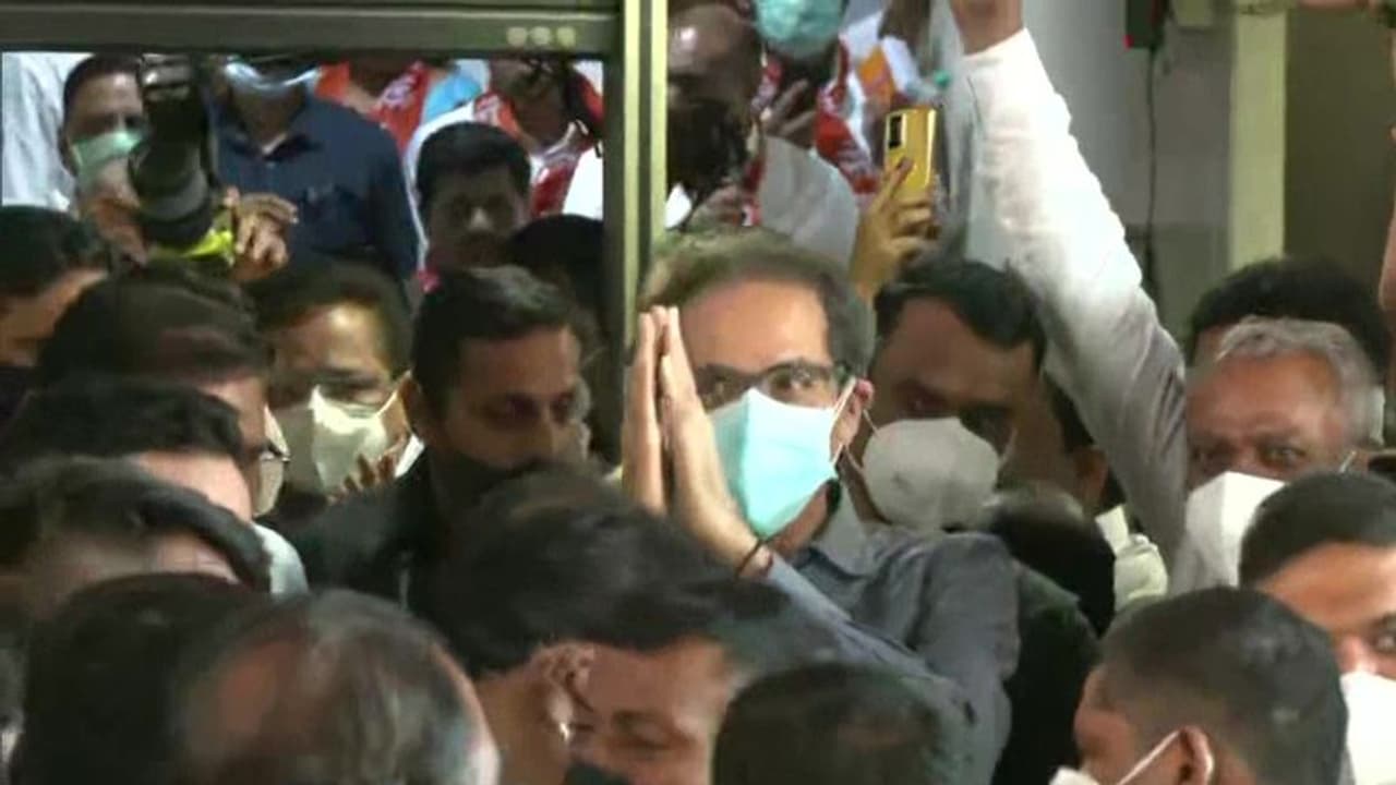 शिवसेना में बगावत के बाद उद्धव ठाकरे ने चाहा दो बार इस्तीफा देना लेकिन हर बार... शिवसेना में बगावत के बाद उद्धव ठाकरे ने चाहा दो बार इस्तीफा देना लेकिन हर बार...