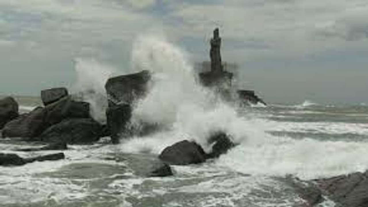 திடீர் சூறாவளி காற்று.. 14 அடிக்கு பொங்கி எழுந்த ராட்சத அலை.. கடலில் குளிக்க சுற்றுலா பயணிகளுக்கு தடை..