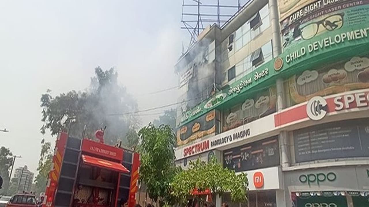 अहमदाबाद के देव कॉम्प्लेक्स में लगी भीषण आग, तीसरी मंजिल में बच्चों का अस्पताल, रेस्क्यू कर बचाई जान अहमदाबाद के देव कॉम्प्लेक्स में लगी भीषण आग, तीसरी मंजिल में बच्चों का अस्पताल, रेस्क्यू कर बचाई जान
