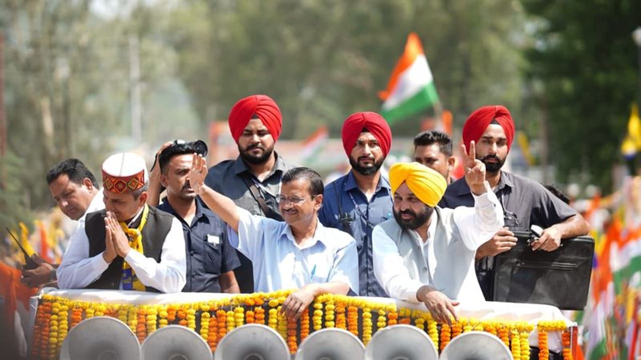 ‘‘మాకు రాజ‌కీయాలు తెలియ‌వు.. అవినీతి అంతమే తెలుసు’’ హిమాచల్ ప్రదేశ్ రోడ్ షోలో కేజ్రీవాల్ 