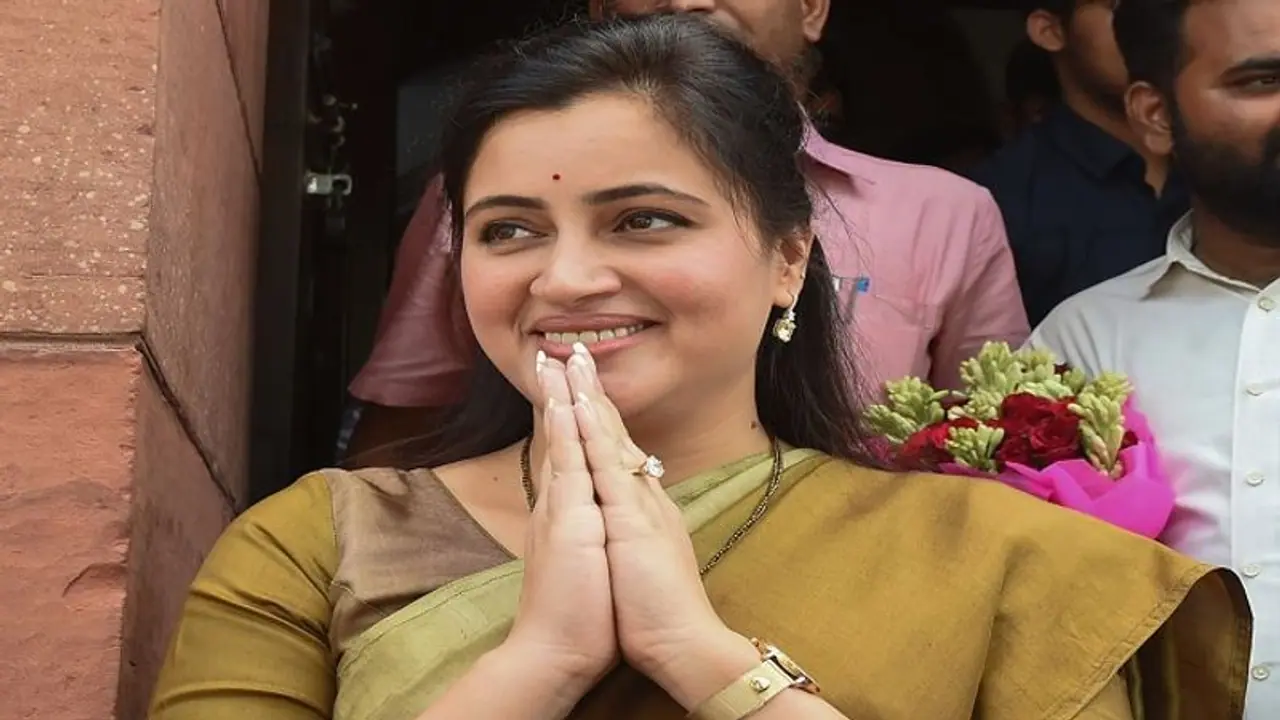 नवनीत राणा ने की महाराष्ट्र में राष्ट्रपति शासन लगाने की मांग, बढ़ाई गई पार्टियों के ऑफिस की सुरक्षा नवनीत राणा ने की महाराष्ट्र में राष्ट्रपति शासन लगाने की मांग, बढ़ाई गई पार्टियों के ऑफिस की सुरक्षा