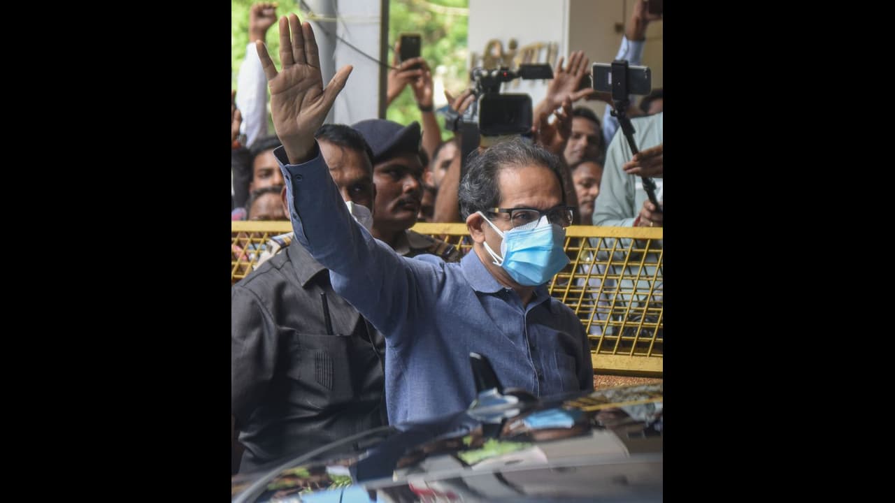 शिंदे के साथ गुवाहाटी में ठहरे बागियों में फूट, 20 विधायक उद्धव ठाकरे के संपर्क में... शिंदे के साथ गुवाहाटी में ठहरे बागियों में फूट, 20 विधायक उद्धव ठाकरे के संपर्क में...