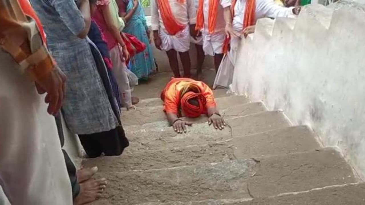 ರೈತರ ಹಿತಕ್ಕಾಗಿ ದೀರ್ಘದಂಡ ನಮಸ್ಕಾರ ಹಾಕುತ್ತಲೇ ಅಂಜನಾದ್ರಿ ಬೆಟ್ಟ ಏರಿದ ಸ್ವಾಮೀಜಿ ರೈತರ ಹಿತಕ್ಕಾಗಿ ದೀರ್ಘದಂಡ ನಮಸ್ಕಾರ ಹಾಕುತ್ತಲೇ ಅಂಜನಾದ್ರಿ ಬೆಟ್ಟ ಏರಿದ ಸ್ವಾಮೀಜಿ