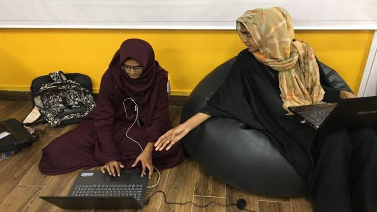 पाकिस्तानी लड़की के पास आया दुकानदार का फोन, बात करते ही खुशी से झूमने लगी, जानिए क्या था मामला पाकिस्तानी लड़की के पास आया दुकानदार का फोन, बात करते ही खुशी से झूमने लगी, जानिए क्या था मामला