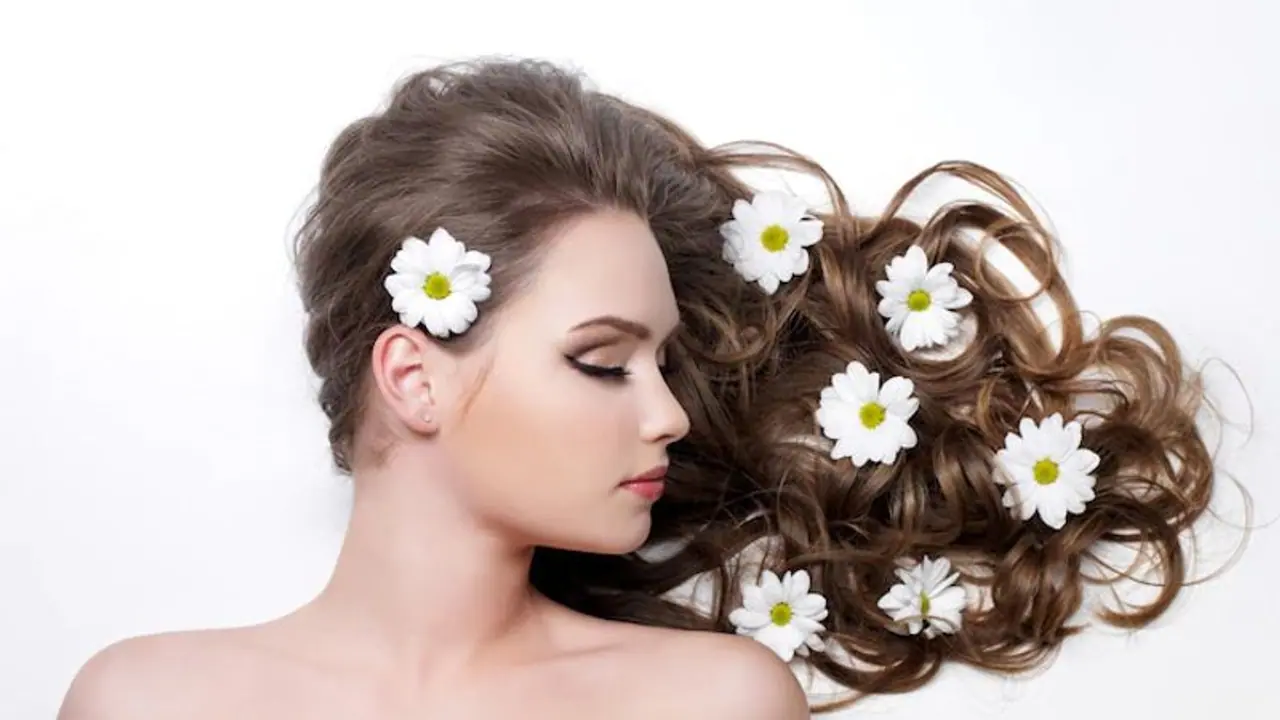 সারাক্ষণ স্ক্যাল্পে চুলকানি ভাব দেখা দিচ্ছে সঙ্গে বাড়ছে চুল পড়ার সমস্যা? জেনে নিন কেন এমন হয়