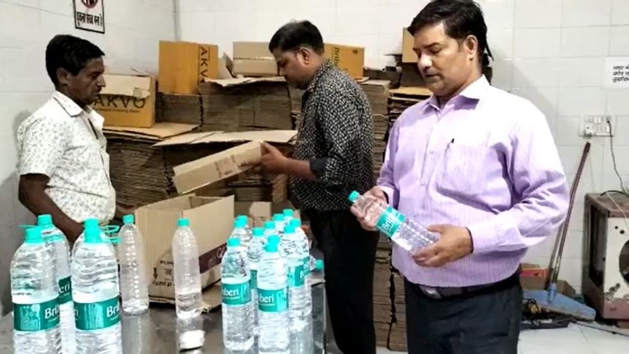  मिनरल वाटर पीने से पहले सावधान! जयपुर में पानी में मिला रखी थीं खतरनाक चीज, अधिकारियों के उड़ गए होश